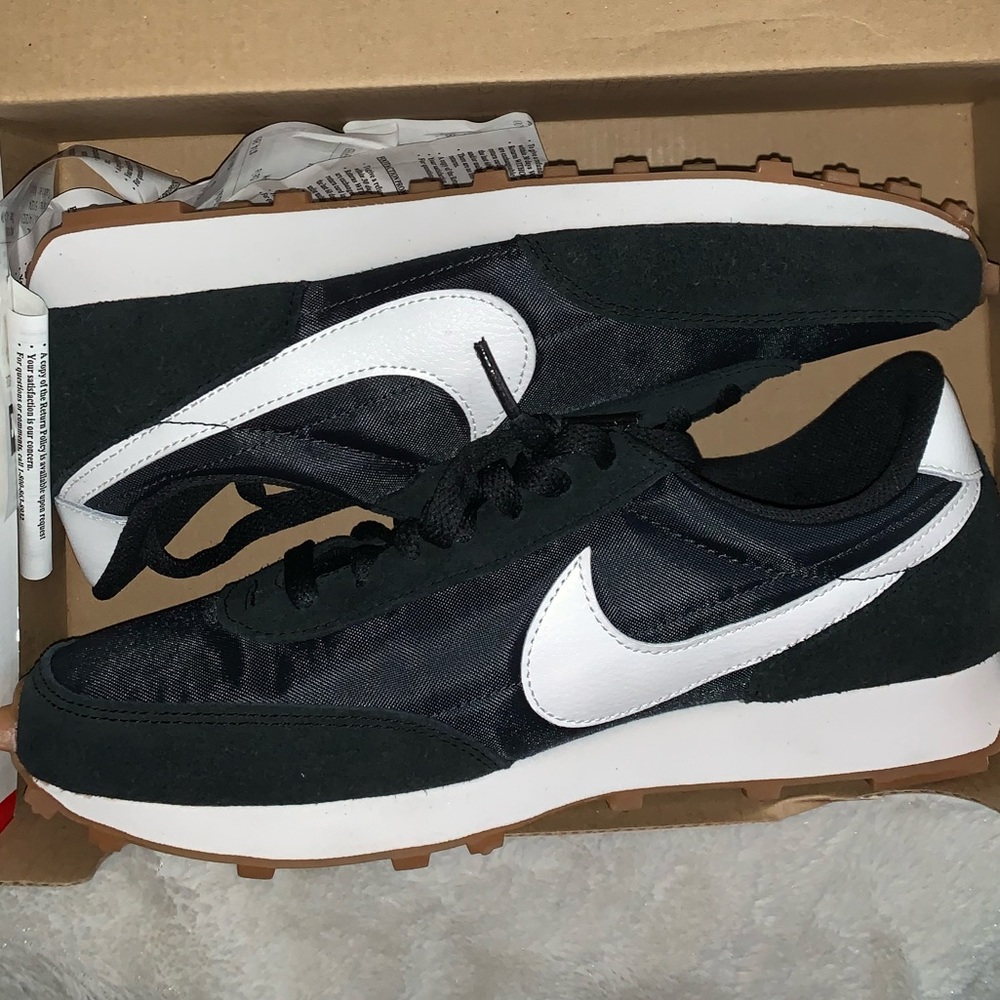 NIKE DAYBREAK WOMENS 8.5 NAVY/WHITE